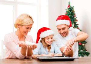Familia decora postre en Navidad