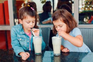 Niños bebiendo cocktail batido