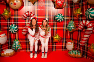 Animadoras infantiles tiran besos al aire
