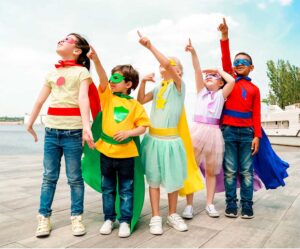 Niños disfrazados de super héroes Carnaval 2023