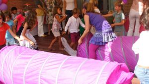 Varios niños juegan en una Comunion