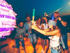 Grupo de adultos juegan en un cumple