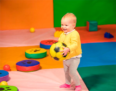 Zona de juegos blanda para bebes en tu boda