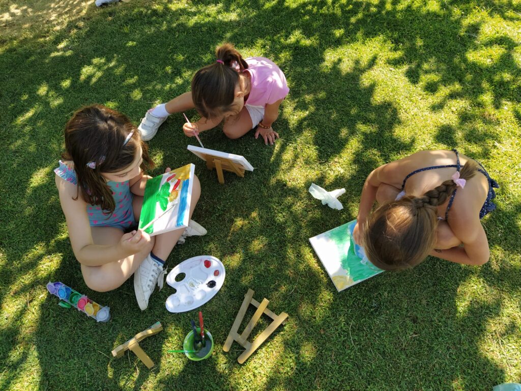 Niños pintan mini lienzos en un cumpleaños
