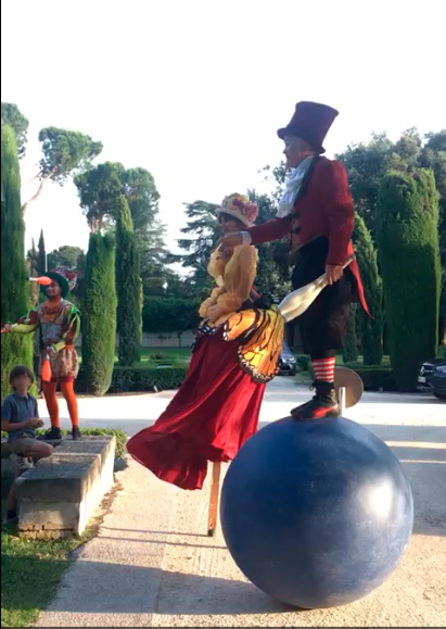 Inolvidable fiesta de graduación en Madrid. Malabaristas, zancudos, equilibristas