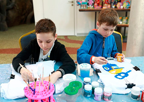 Niños pintan su camiseta en un cumpleaños