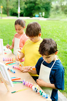 Pintar mini lienzos en un cumpleaños