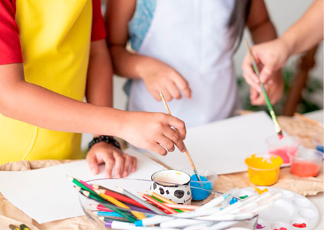 Niños pintan su taza en un cumpleaños