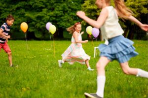 Niños corren en un juego al aire libre