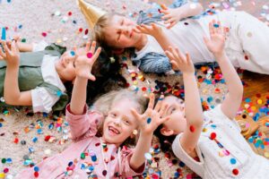 Niños se divierten en una boda