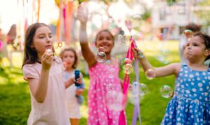 Niñas y niños juegan al aire libre en una Comunión 2025