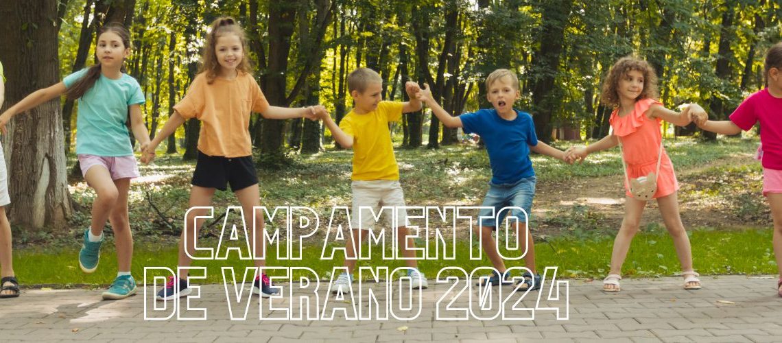 Niños juegan al aire libre