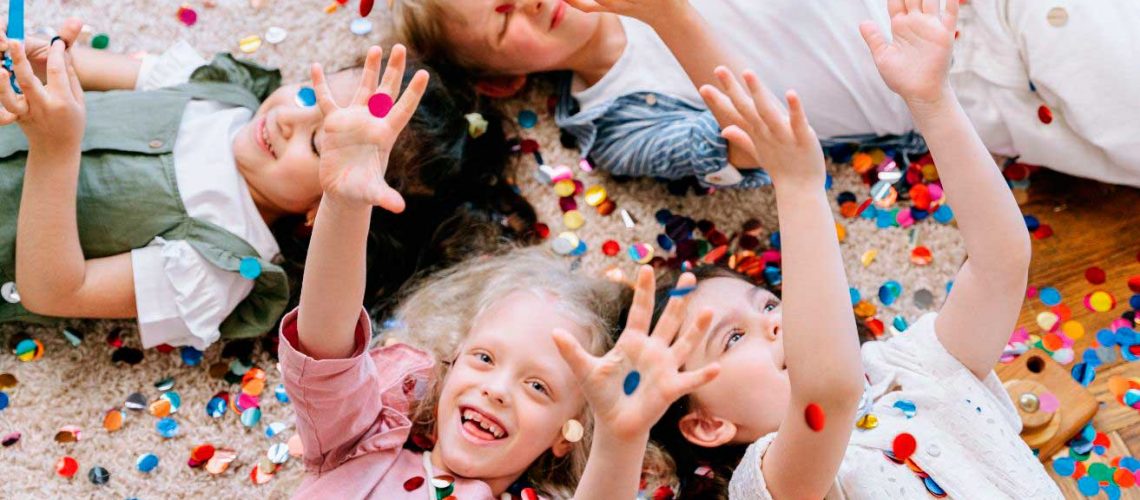 Niños se divierten en una boda