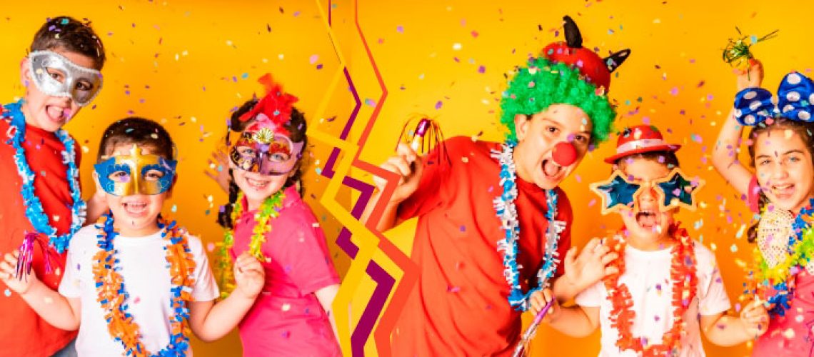 Carnaval en el Colegio Niños disfrazados celebran carnaval