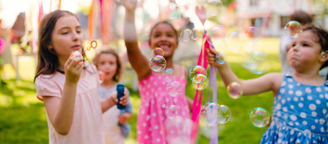 Niñas y niños juegan al aire libre en una Comunión 2025