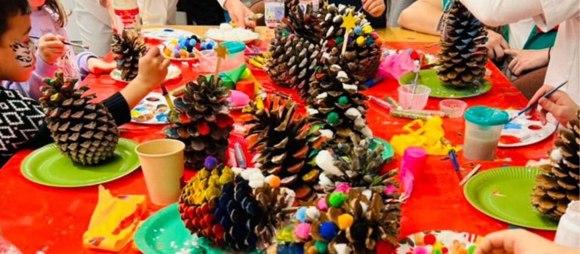 Niños decorando piñas, en evento corporativo