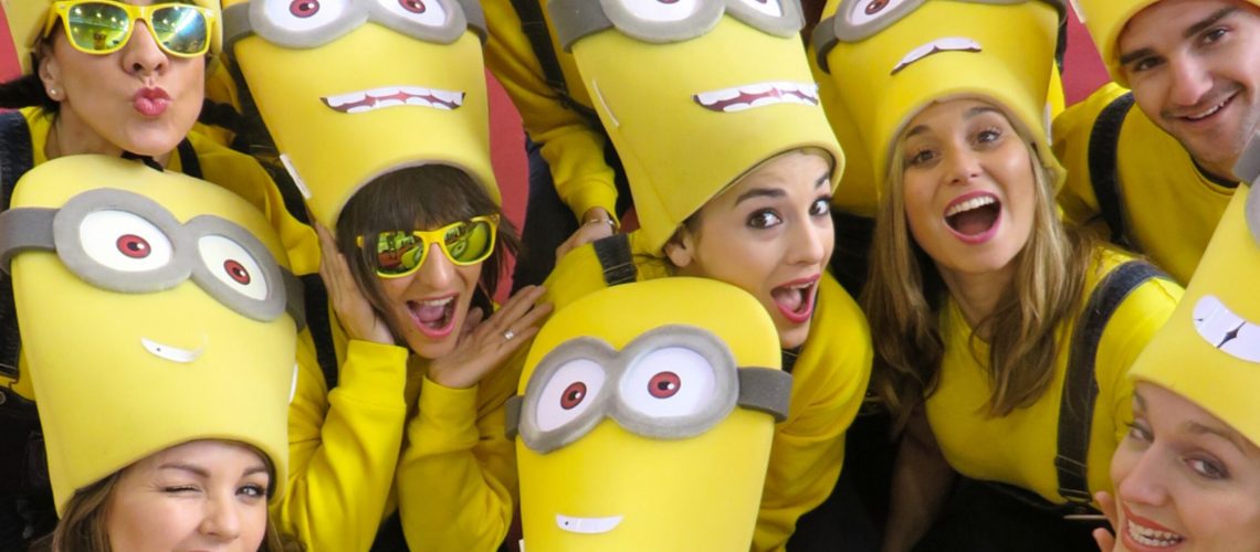 Animadores infantiles disfrazados de minions