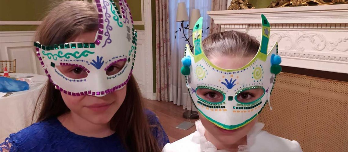 Niñas con mascaras creadas en una manualidad