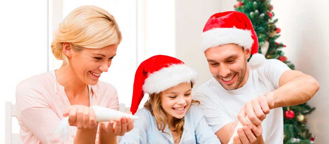 Familia decora postre en Navidad