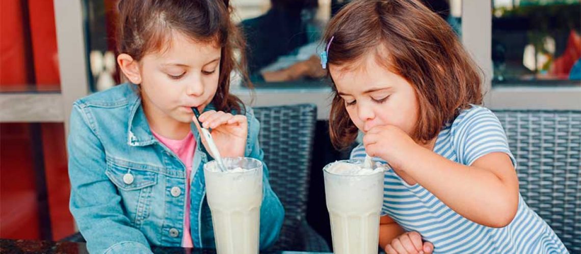 Niños bebiendo cocktail batido