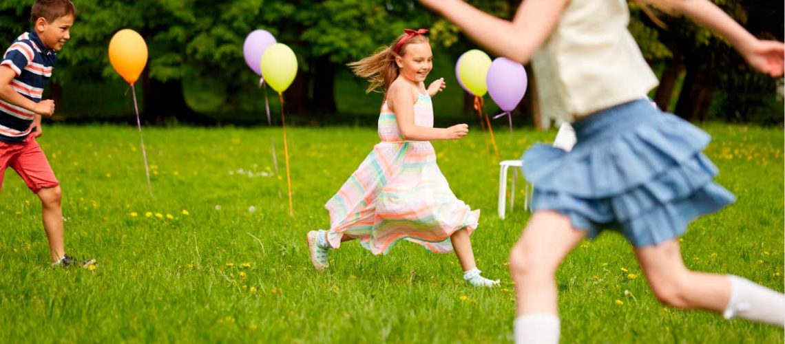 Niños corren en un juego al aire libre